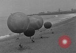 Image les ballons à air chaud Venice Beach Los Angeles California USA, 1930, de la seconde 15 séquences d'archives historiques vidéo 65675054972