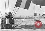 Image les ballons à air chaud Venice Beach Los Angeles California USA, 1930, de la seconde 17 séquences d'archives historiques vidéo 65675054972