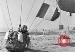 Image les ballons à air chaud Venice Beach Los Angeles California USA, 1930, de la seconde 18 séquences d'archives historiques vidéo 65675054972