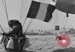 Image les ballons à air chaud Venice Beach Los Angeles California USA, 1930, de la seconde 22 séquences d'archives historiques vidéo 65675054972