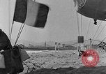 Image les ballons à air chaud Venice Beach Los Angeles California USA, 1930, de la seconde 23 séquences d'archives historiques vidéo 65675054972