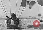 Image les ballons à air chaud Venice Beach Los Angeles California USA, 1930, de la seconde 26 séquences d'archives historiques vidéo 65675054972