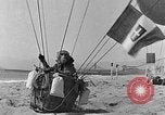 Image les ballons à air chaud Venice Beach Los Angeles California USA, 1930, de la seconde 27 séquences d'archives historiques vidéo 65675054972