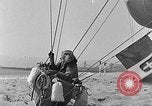Image les ballons à air chaud Venice Beach Los Angeles California USA, 1930, de la seconde 28 séquences d'archives historiques vidéo 65675054972