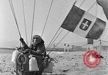 Image les ballons à air chaud Venice Beach Los Angeles California USA, 1930, de la seconde 30 séquences d'archives historiques vidéo 65675054972
