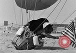 Image les ballons à air chaud Venice Beach Los Angeles California USA, 1930, de la seconde 34 séquences d'archives historiques vidéo 65675054972