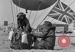 Image les ballons à air chaud Venice Beach Los Angeles California USA, 1930, de la seconde 40 séquences d'archives historiques vidéo 65675054972