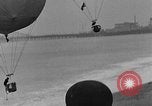 Image les ballons à air chaud Venice Beach Los Angeles California USA, 1930, de la seconde 50 séquences d'archives historiques vidéo 65675054972