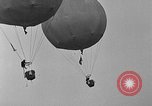 Image les ballons à air chaud Venice Beach Los Angeles California USA, 1930, de la seconde 53 séquences d'archives historiques vidéo 65675054972
