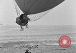 Image les ballons à air chaud Venice Beach Los Angeles California USA, 1930, de la seconde 57 séquences d'archives historiques vidéo 65675054972