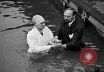 Image 7e jour adventistes' baptistaire Saint Maurice France, 1930, de la seconde 41 séquences d'archives historiques vidéo 65675054977