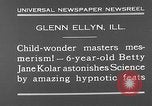 Image rabbit hypnotisé Glen Ellyn Illinois USA, 1930, de la seconde 5 séquences d'archives historiques vidéo 65675054980