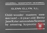 Image rabbit hypnotisé Glen Ellyn Illinois USA, 1930, de la seconde 10 séquences d'archives historiques vidéo 65675054980
