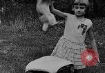 Image rabbit hypnotisé Glen Ellyn Illinois USA, 1930, de la seconde 13 séquences d'archives historiques vidéo 65675054980