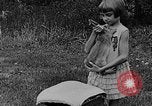 Image rabbit hypnotisé Glen Ellyn Illinois USA, 1930, de la seconde 15 séquences d'archives historiques vidéo 65675054980