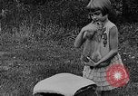 Image rabbit hypnotisé Glen Ellyn Illinois USA, 1930, de la seconde 16 séquences d'archives historiques vidéo 65675054980