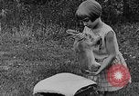 Image rabbit hypnotisé Glen Ellyn Illinois USA, 1930, de la seconde 17 séquences d'archives historiques vidéo 65675054980