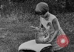 Image rabbit hypnotisé Glen Ellyn Illinois USA, 1930, de la seconde 18 séquences d'archives historiques vidéo 65675054980