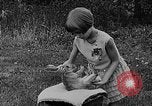 Image rabbit hypnotisé Glen Ellyn Illinois USA, 1930, de la seconde 19 séquences d'archives historiques vidéo 65675054980
