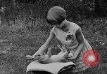 Image rabbit hypnotisé Glen Ellyn Illinois USA, 1930, de la seconde 20 séquences d'archives historiques vidéo 65675054980