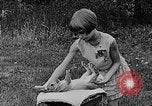 Image rabbit hypnotisé Glen Ellyn Illinois USA, 1930, de la seconde 21 séquences d'archives historiques vidéo 65675054980