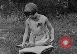 Image rabbit hypnotisé Glen Ellyn Illinois USA, 1930, de la seconde 22 séquences d'archives historiques vidéo 65675054980