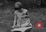 Image rabbit hypnotisé Glen Ellyn Illinois USA, 1930, de la seconde 23 séquences d'archives historiques vidéo 65675054980