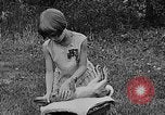 Image rabbit hypnotisé Glen Ellyn Illinois USA, 1930, de la seconde 24 séquences d'archives historiques vidéo 65675054980