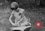 Image rabbit hypnotisé Glen Ellyn Illinois USA, 1930, de la seconde 25 séquences d'archives historiques vidéo 65675054980