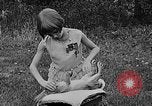 Image rabbit hypnotisé Glen Ellyn Illinois USA, 1930, de la seconde 26 séquences d'archives historiques vidéo 65675054980