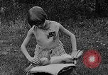 Image rabbit hypnotisé Glen Ellyn Illinois USA, 1930, de la seconde 27 séquences d'archives historiques vidéo 65675054980