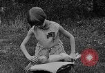 Image rabbit hypnotisé Glen Ellyn Illinois USA, 1930, de la seconde 28 séquences d'archives historiques vidéo 65675054980