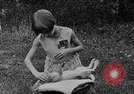 Image rabbit hypnotisé Glen Ellyn Illinois USA, 1930, de la seconde 29 séquences d'archives historiques vidéo 65675054980