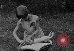 Image rabbit hypnotisé Glen Ellyn Illinois USA, 1930, de la seconde 30 séquences d'archives historiques vidéo 65675054980