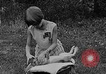Image rabbit hypnotisé Glen Ellyn Illinois USA, 1930, de la seconde 31 séquences d'archives historiques vidéo 65675054980
