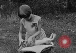 Image rabbit hypnotisé Glen Ellyn Illinois USA, 1930, de la seconde 32 séquences d'archives historiques vidéo 65675054980