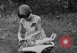 Image rabbit hypnotisé Glen Ellyn Illinois USA, 1930, de la seconde 33 séquences d'archives historiques vidéo 65675054980