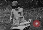 Image rabbit hypnotisé Glen Ellyn Illinois USA, 1930, de la seconde 34 séquences d'archives historiques vidéo 65675054980