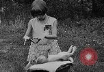 Image rabbit hypnotisé Glen Ellyn Illinois USA, 1930, de la seconde 35 séquences d'archives historiques vidéo 65675054980