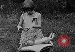 Image rabbit hypnotisé Glen Ellyn Illinois USA, 1930, de la seconde 36 séquences d'archives historiques vidéo 65675054980