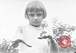 Image rabbit hypnotisé Glen Ellyn Illinois USA, 1930, de la seconde 43 séquences d'archives historiques vidéo 65675054980