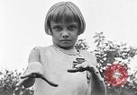 Image rabbit hypnotisé Glen Ellyn Illinois USA, 1930, de la seconde 44 séquences d'archives historiques vidéo 65675054980