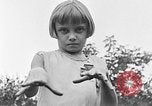 Image rabbit hypnotisé Glen Ellyn Illinois USA, 1930, de la seconde 45 séquences d'archives historiques vidéo 65675054980