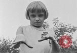Image rabbit hypnotisé Glen Ellyn Illinois USA, 1930, de la seconde 46 séquences d'archives historiques vidéo 65675054980