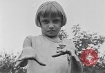 Image rabbit hypnotisé Glen Ellyn Illinois USA, 1930, de la seconde 47 séquences d'archives historiques vidéo 65675054980