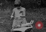 Image rabbit hypnotisé Glen Ellyn Illinois USA, 1930, de la seconde 48 séquences d'archives historiques vidéo 65675054980