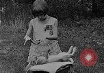 Image rabbit hypnotisé Glen Ellyn Illinois USA, 1930, de la seconde 49 séquences d'archives historiques vidéo 65675054980