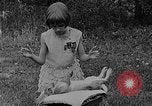 Image rabbit hypnotisé Glen Ellyn Illinois USA, 1930, de la seconde 50 séquences d'archives historiques vidéo 65675054980