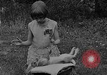 Image rabbit hypnotisé Glen Ellyn Illinois USA, 1930, de la seconde 51 séquences d'archives historiques vidéo 65675054980