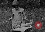Image rabbit hypnotisé Glen Ellyn Illinois USA, 1930, de la seconde 52 séquences d'archives historiques vidéo 65675054980